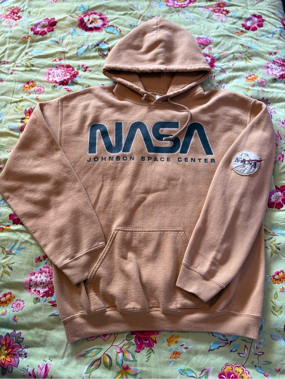NASA Johnson Space Center stitched shoulder patch beige hoodie medium 25x23 EUC